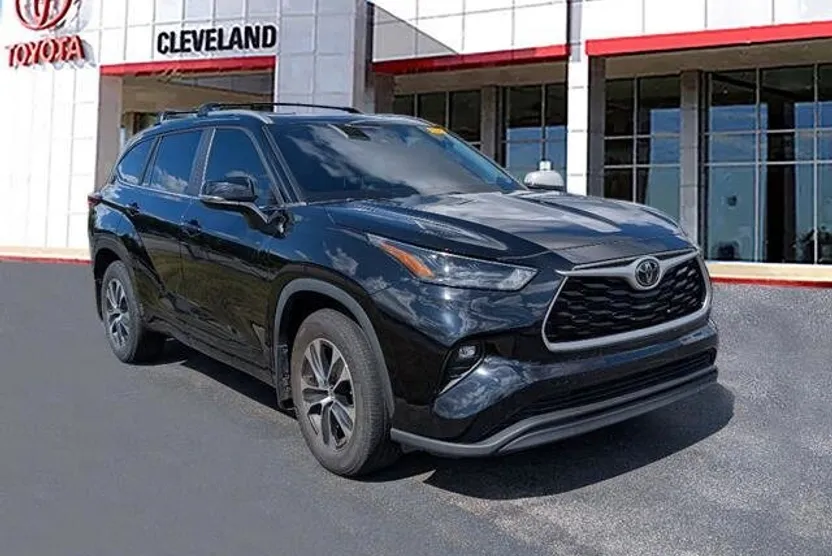 2023 Toyota Highlander XLE photo 1