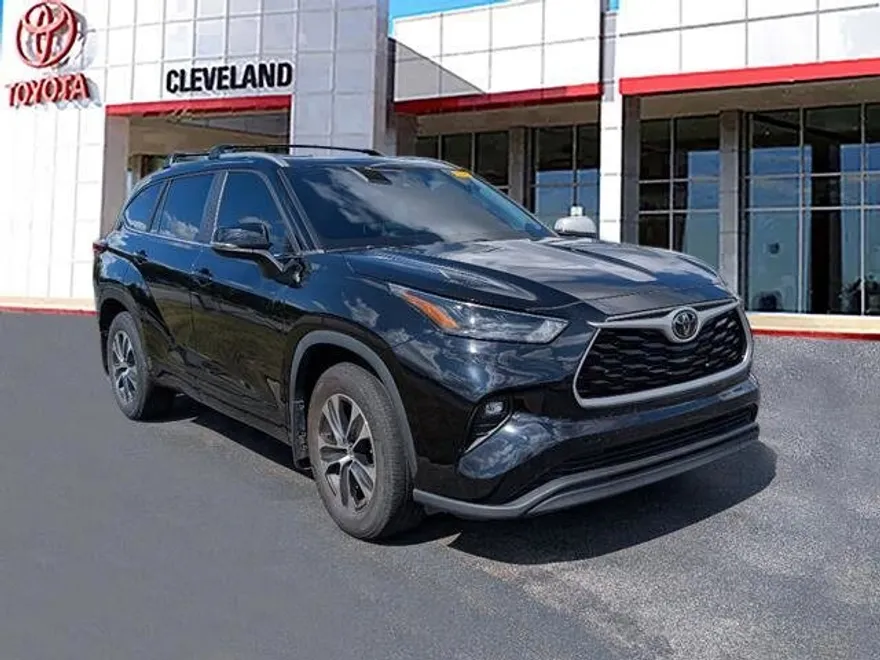 2023 Toyota Highlander XLE photo 1