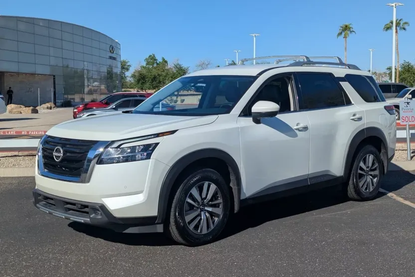 2022 Nissan Pathfinder SL photo 1