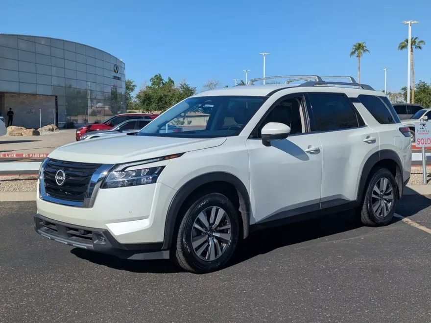 2022 Nissan Pathfinder SL photo 1