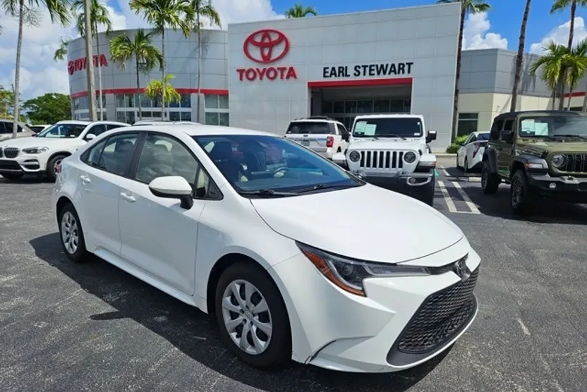2022 Toyota Corolla LE photo 1