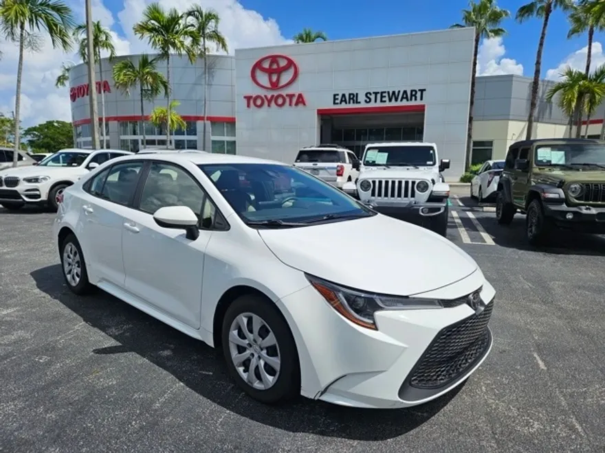 2022 Toyota Corolla LE photo 1
