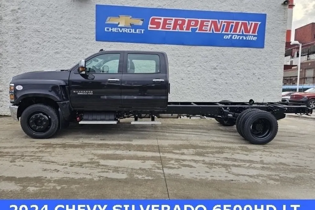 2024 Chevrolet Silverado 6500HD LT photo 1