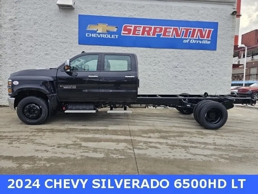 2024 Chevrolet Silverado 6500HD LT photo 1