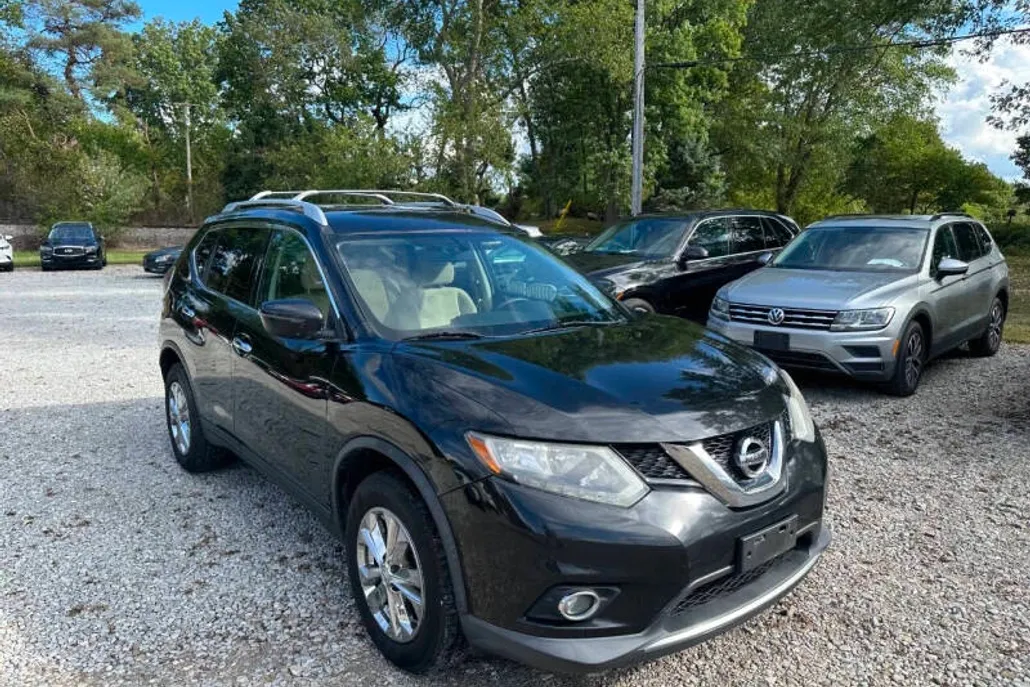 2016 Nissan Rogue SV photo 1