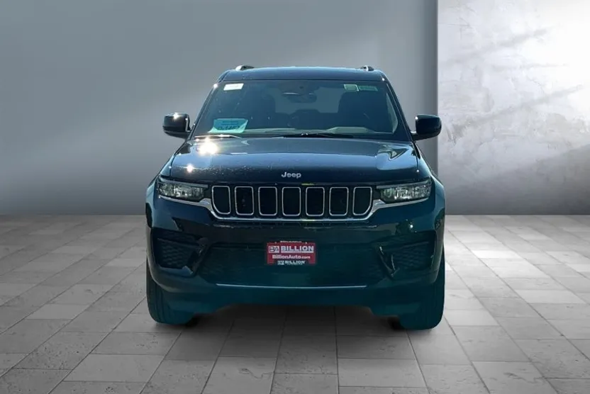 2025 Jeep Grand Cherokee Laredo photo 1