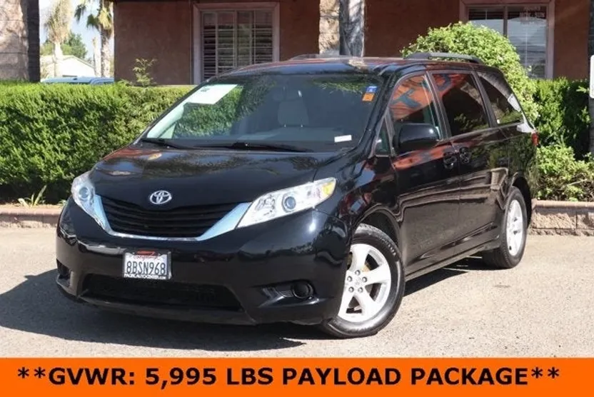 2017 Toyota Sienna LE photo 1