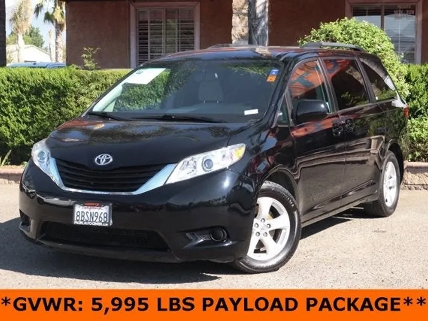 2017 Toyota Sienna LE photo 1