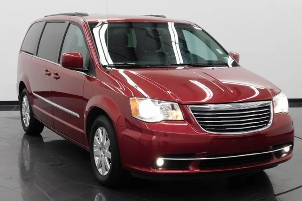 2016 Chrysler Town & Country Touring photo 1