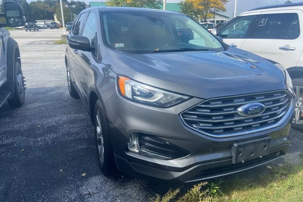2022 Ford Edge Titanium photo 1