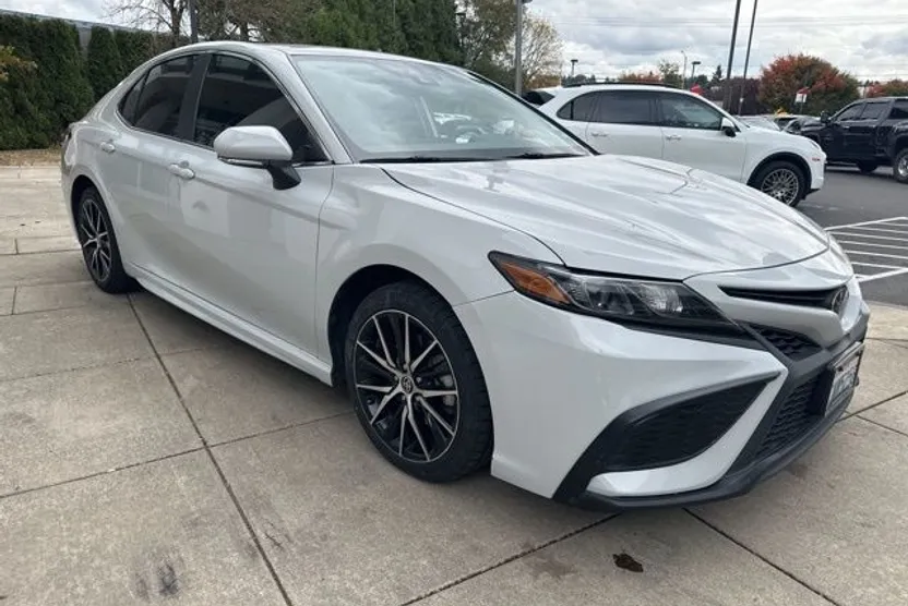 2022 Toyota Camry SE photo 1