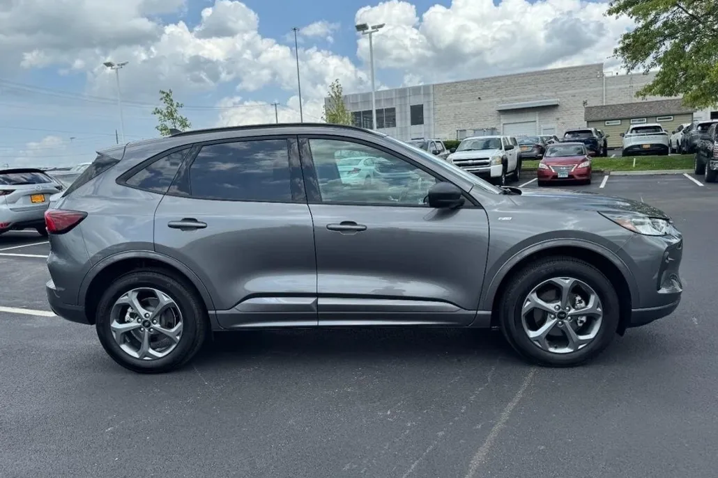 2024 Ford Escape ST-Line photo 1