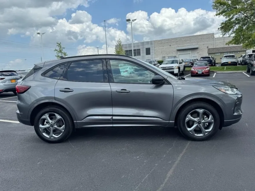 2024 Ford Escape ST-Line photo 1