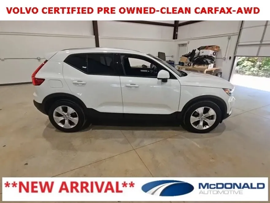 2022 Volvo XC40 T5 AWD Momentum photo 1
