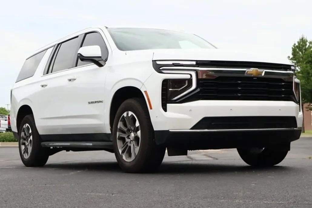 2025 Chevrolet Suburban LS photo 1