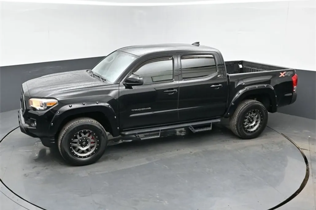2017 Toyota Tacoma SR5 photo 1