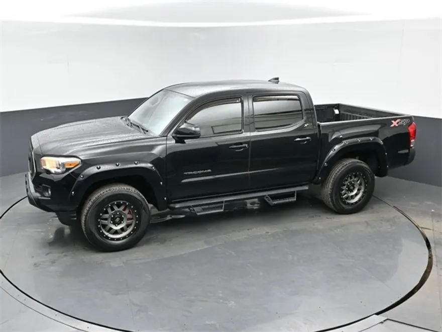 2017 Toyota Tacoma SR5 photo 1