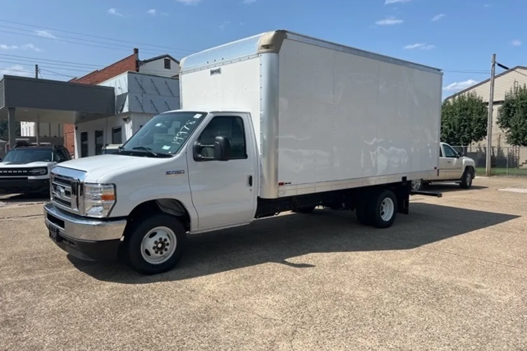 2025 Ford E-450 Cutaway photo 1