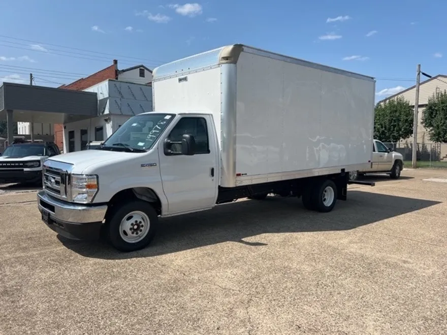 2025 Ford E-450 Cutaway photo 1