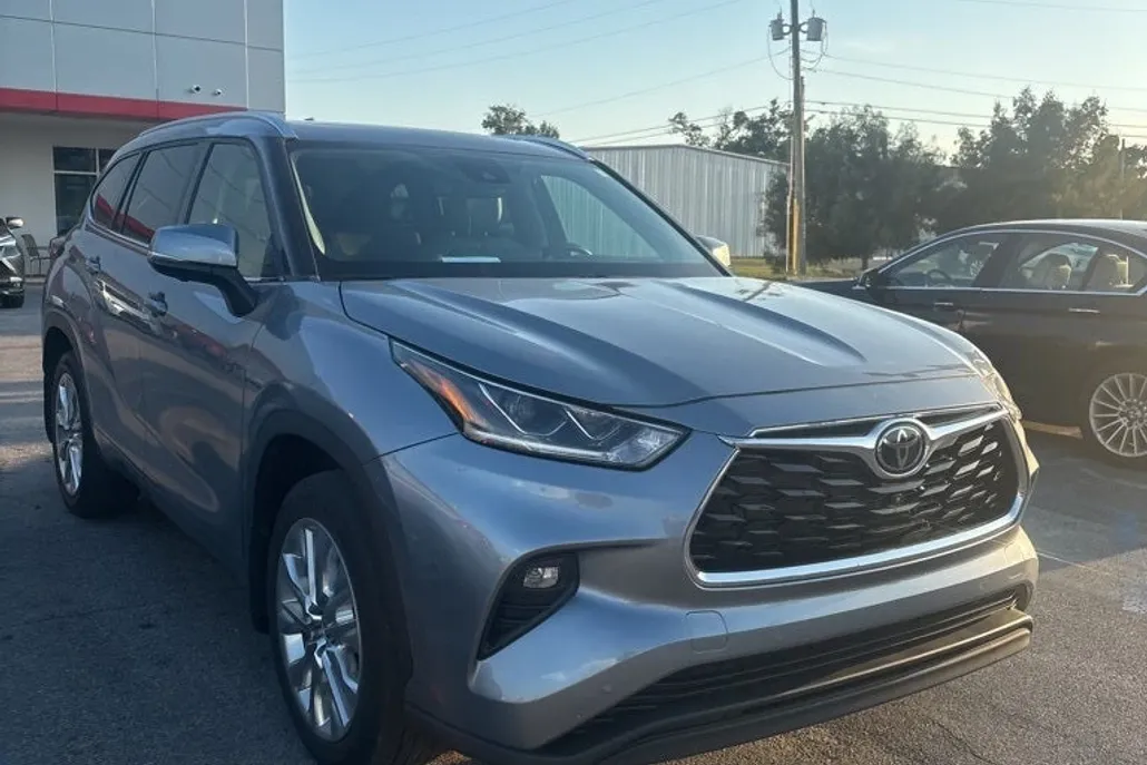 2023 Toyota Highlander Limited photo 1