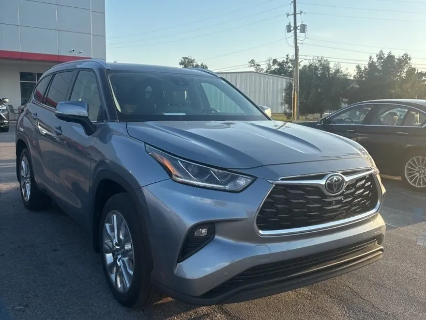 2023 Toyota Highlander Limited photo 1