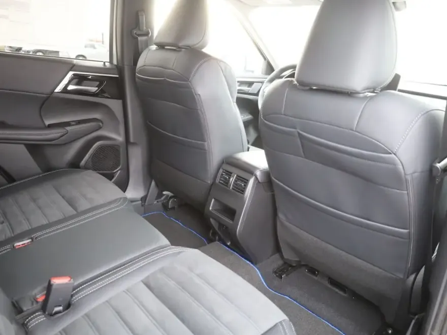 2025 Mitsubishi Outlander PHEV SE photo 14