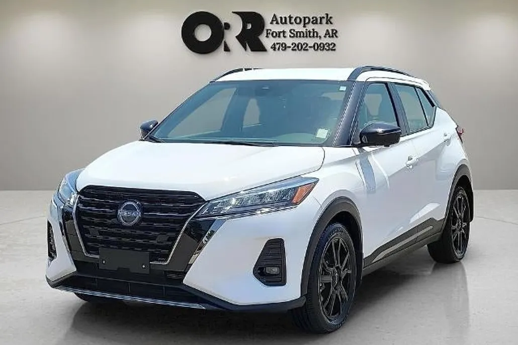 2024 Nissan Kicks SR photo 1