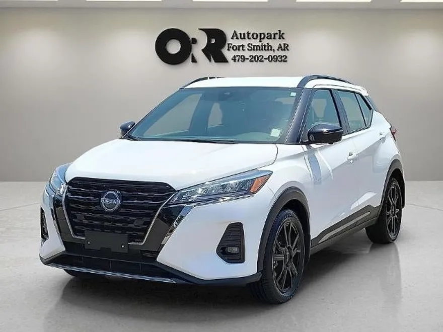 2024 Nissan Kicks SR photo 1