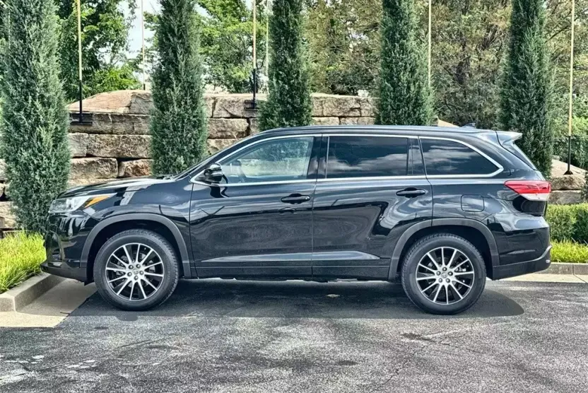 2017 Toyota Highlander SE photo 1