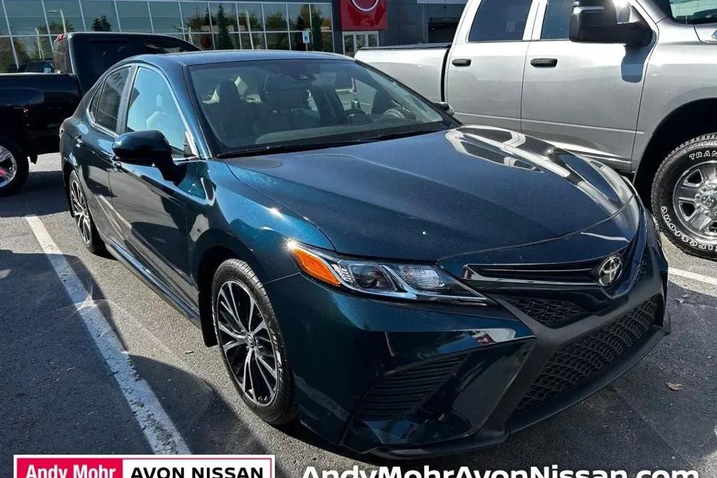 2019 Toyota Camry SE photo 1