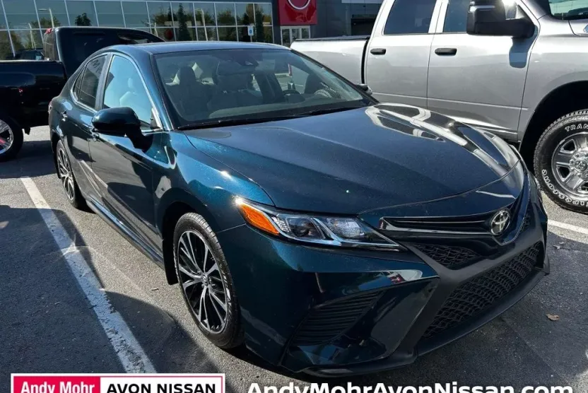 2019 Toyota Camry SE photo 1