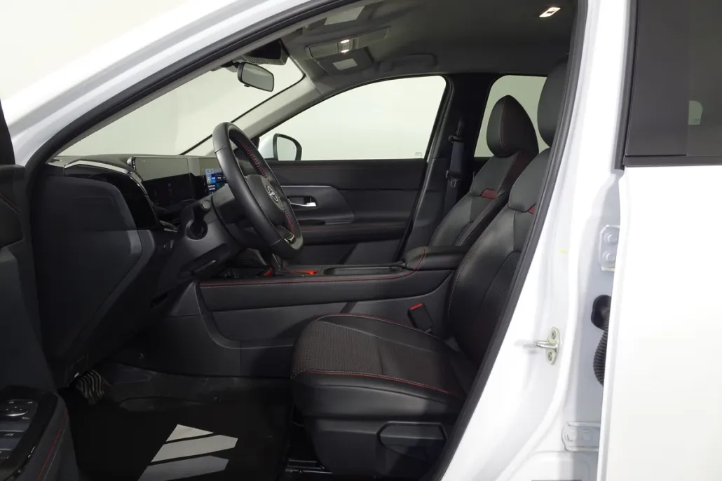 2025 Nissan Kicks SR photo 1