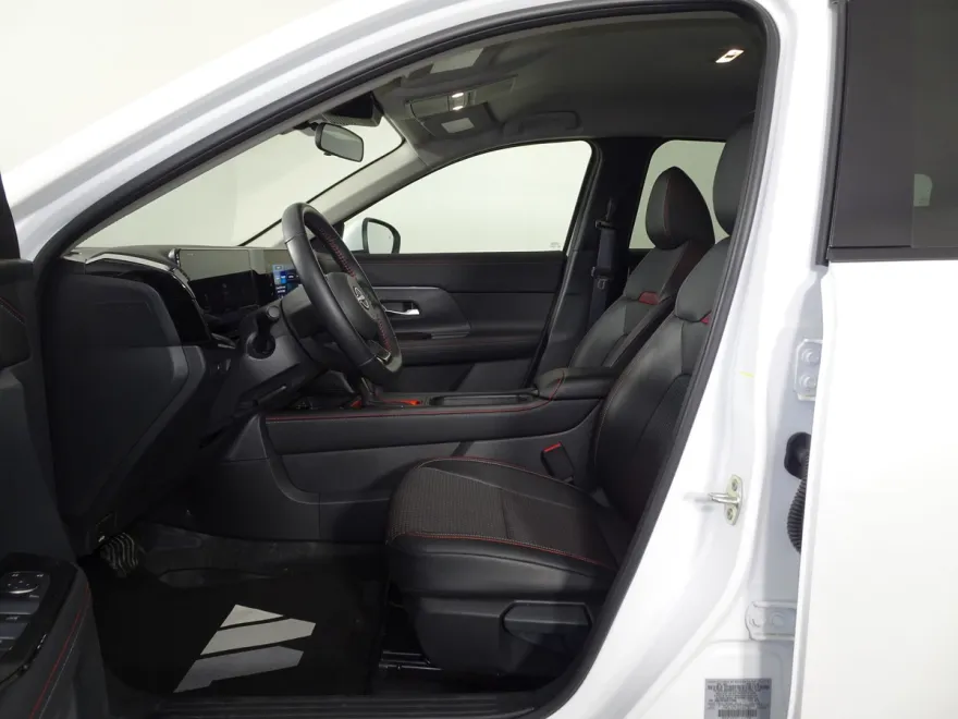 2025 Nissan Kicks SR photo 1