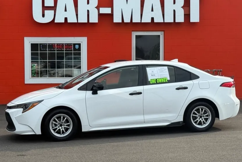 2020 Toyota Corolla LE photo 1