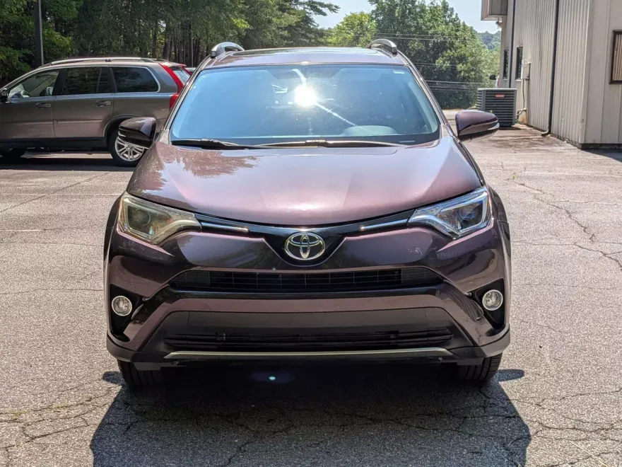2016 Toyota RAV4 XLE photo 1