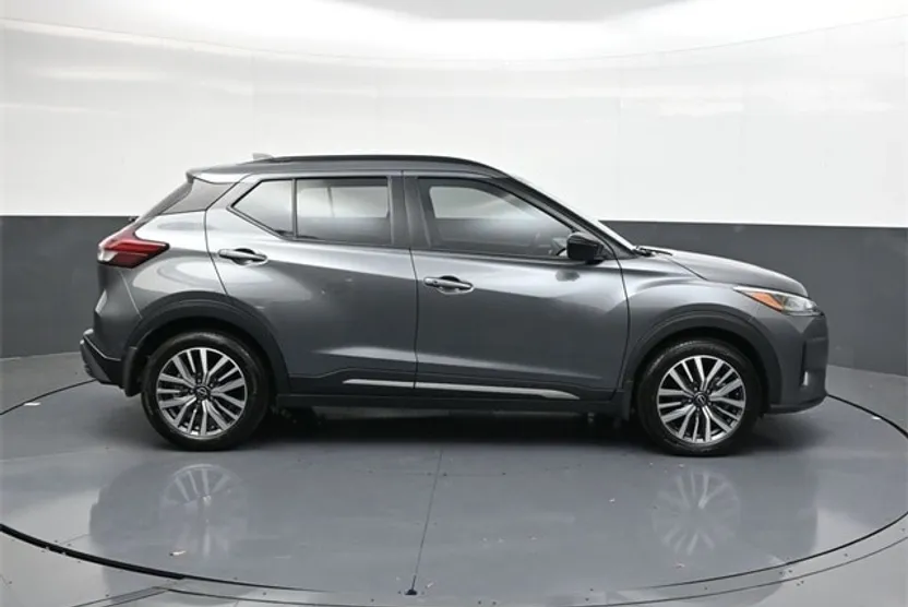 2023 Nissan Kicks SR photo 1
