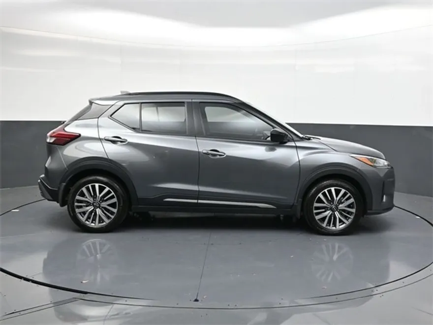 2023 Nissan Kicks SR photo 1
