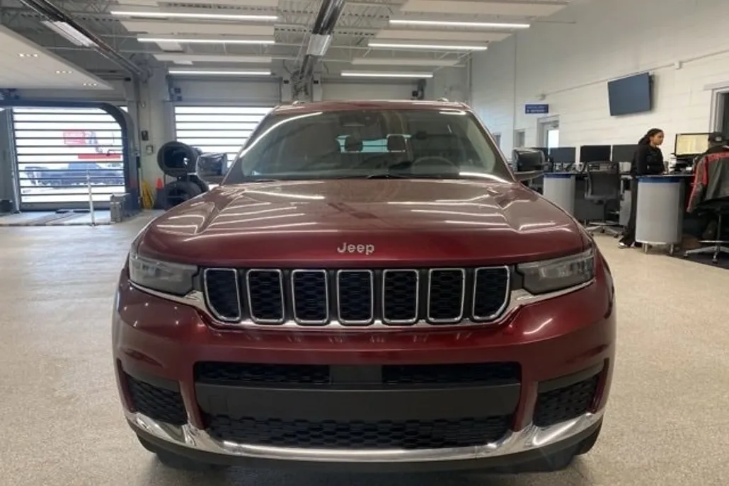2023 Jeep Grand Cherokee Laredo photo 1