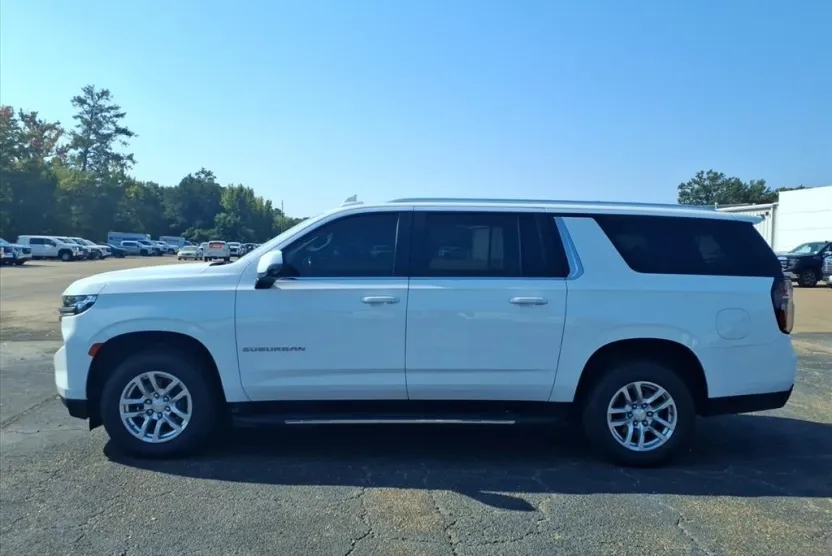 2022 Chevrolet Suburban LT photo 1