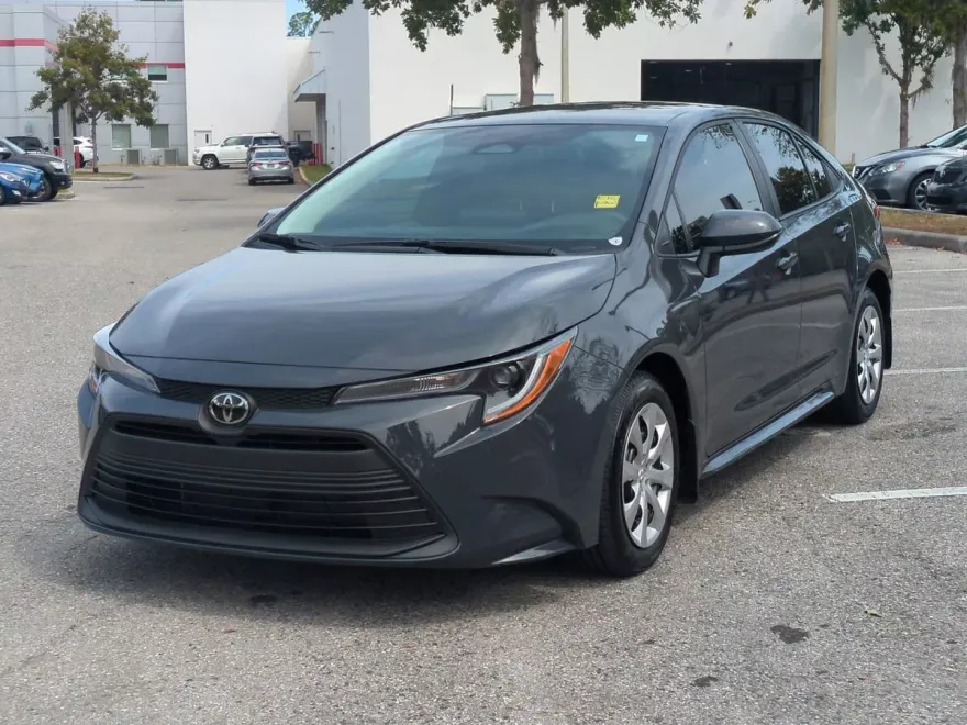 2025 Toyota Corolla LE photo 1