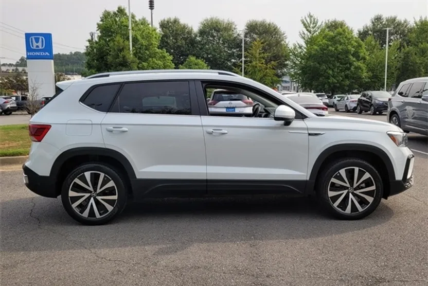 2023 Volkswagen Taos SE photo 1