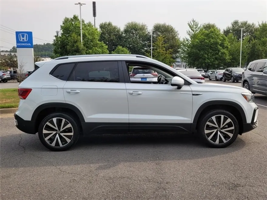 2023 Volkswagen Taos SE photo 1