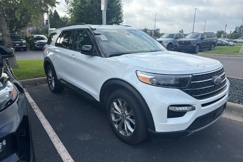 2023 Ford Explorer XLT photo 1