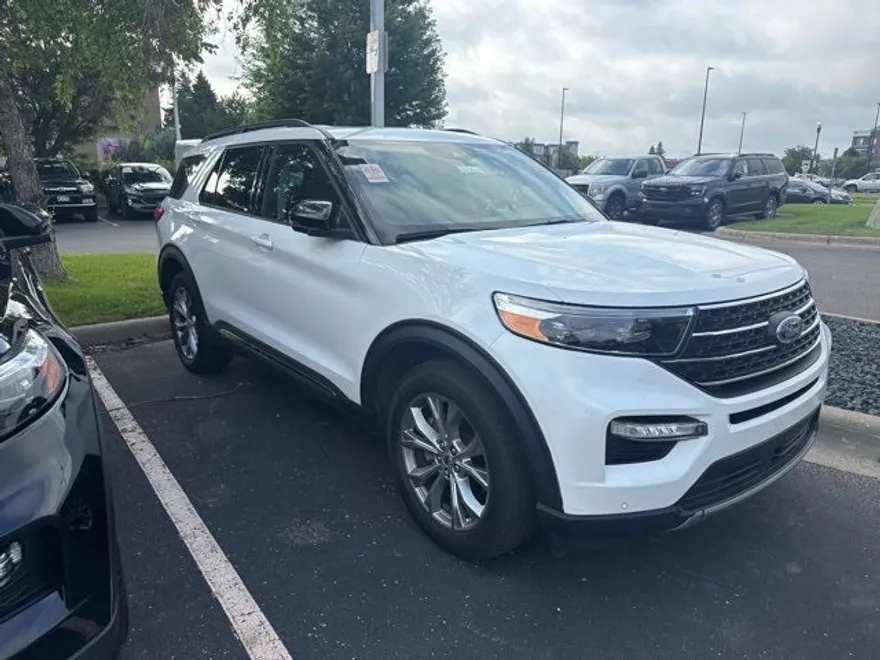 2023 Ford Explorer XLT photo 1