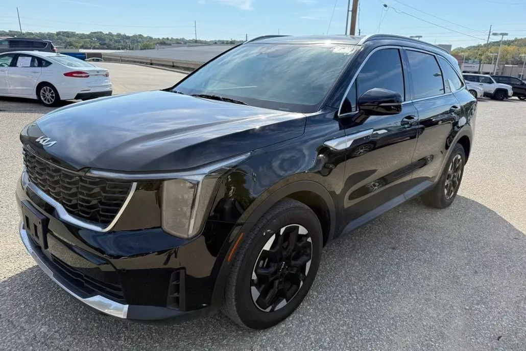 2024 Kia Sorento S photo 1
