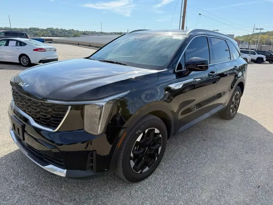 2024 Kia Sorento S photo 1