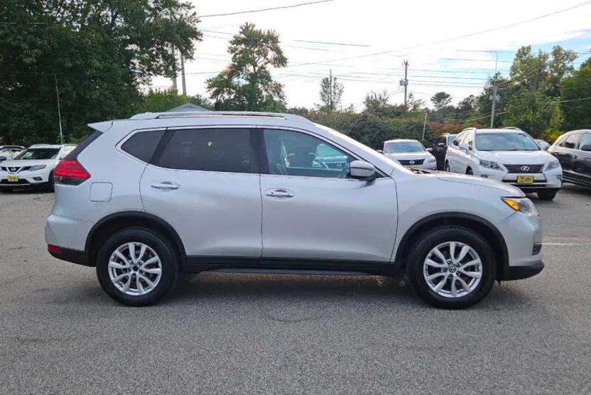 2017 Nissan Rogue SV photo 1
