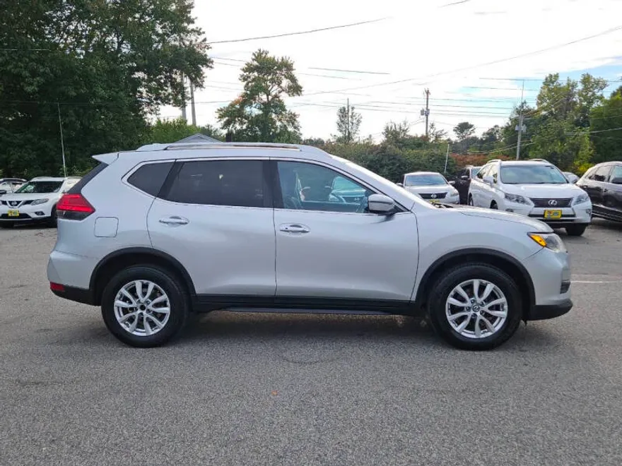 2017 Nissan Rogue SV photo 1