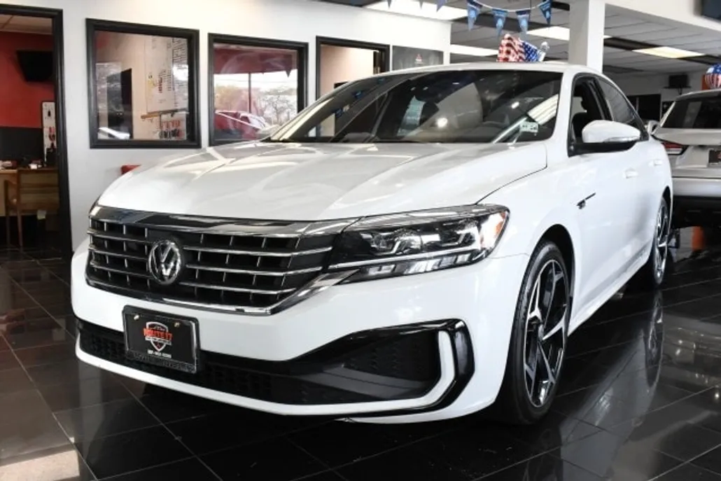 2022 Volkswagen Passat 2.0T R-Line photo 1