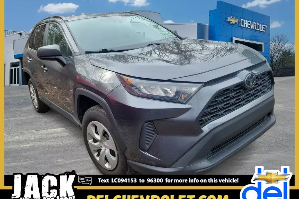 2020 Toyota RAV4 LE photo 1